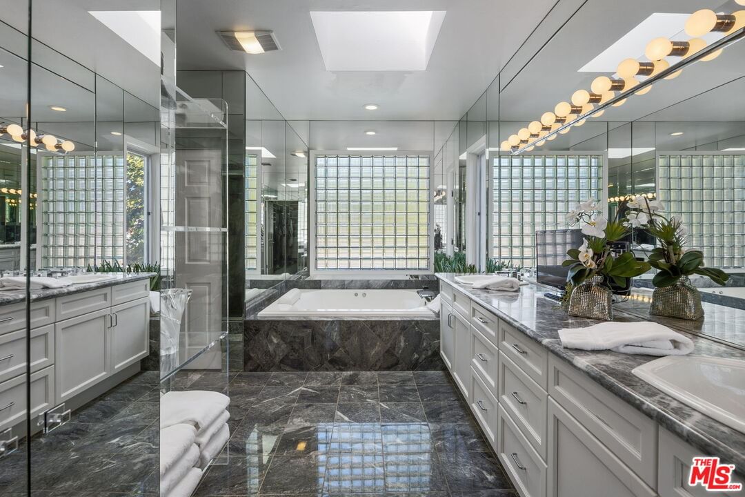 Tarzana Estates photo 28