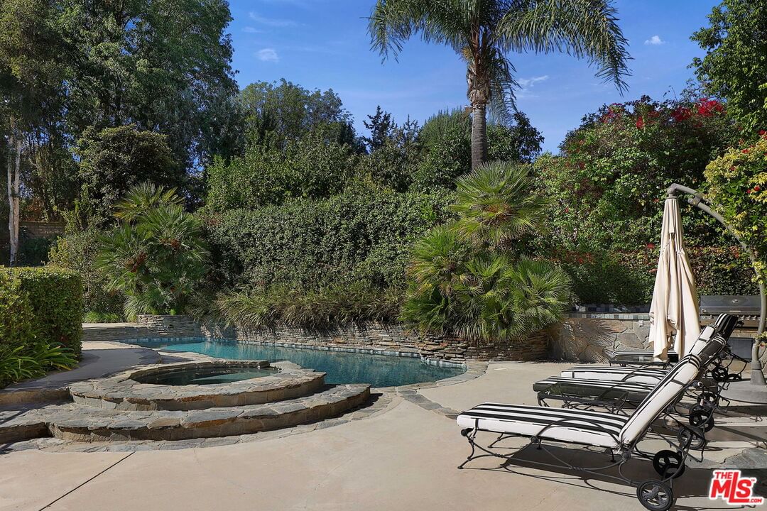 Tarzana Estates photo 33