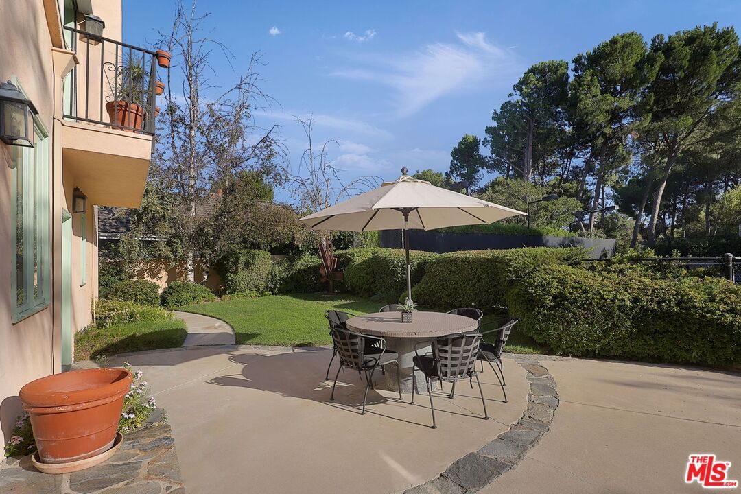 Tarzana Estates photo 34