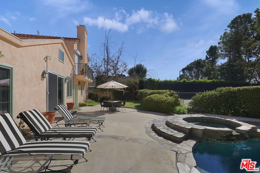 Tarzana Estates photo 35