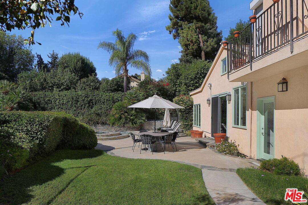 Tarzana Estates photo 36