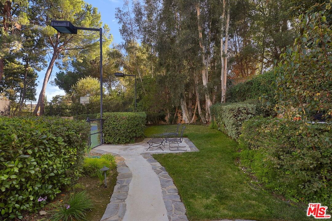 Tarzana Estates photo 37