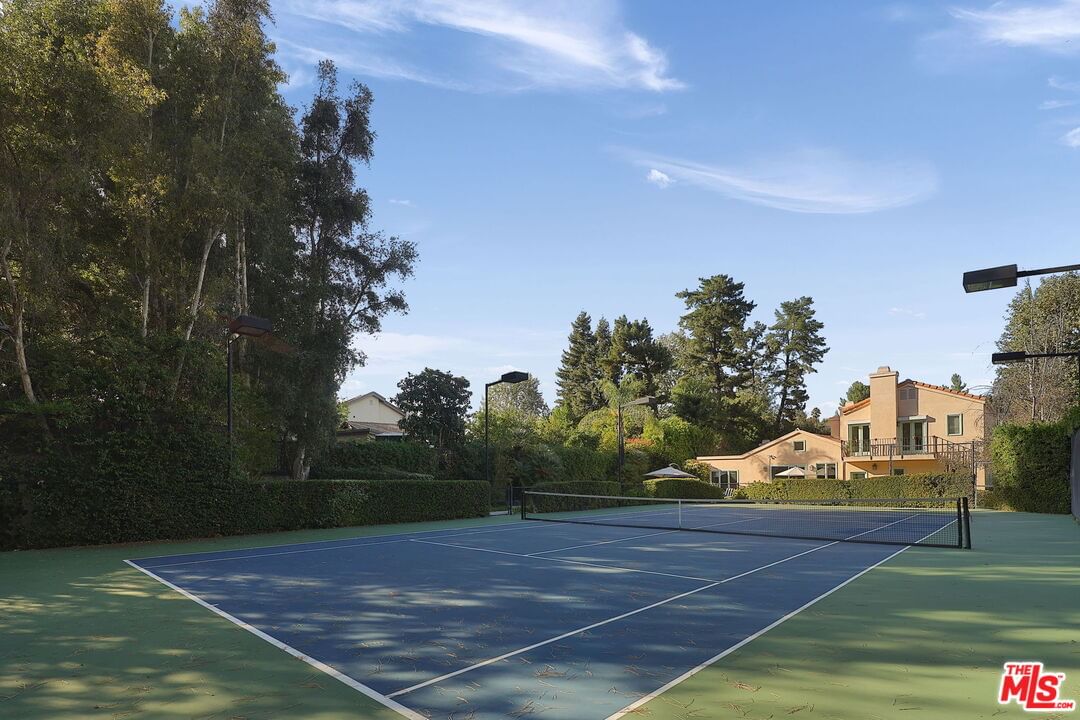 Tarzana Estates photo 4