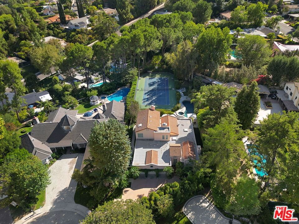 Tarzana Estates photo 40