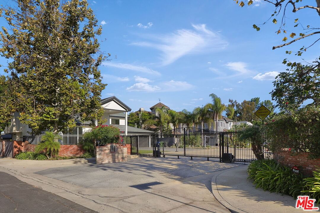 Tarzana Estates photo 5