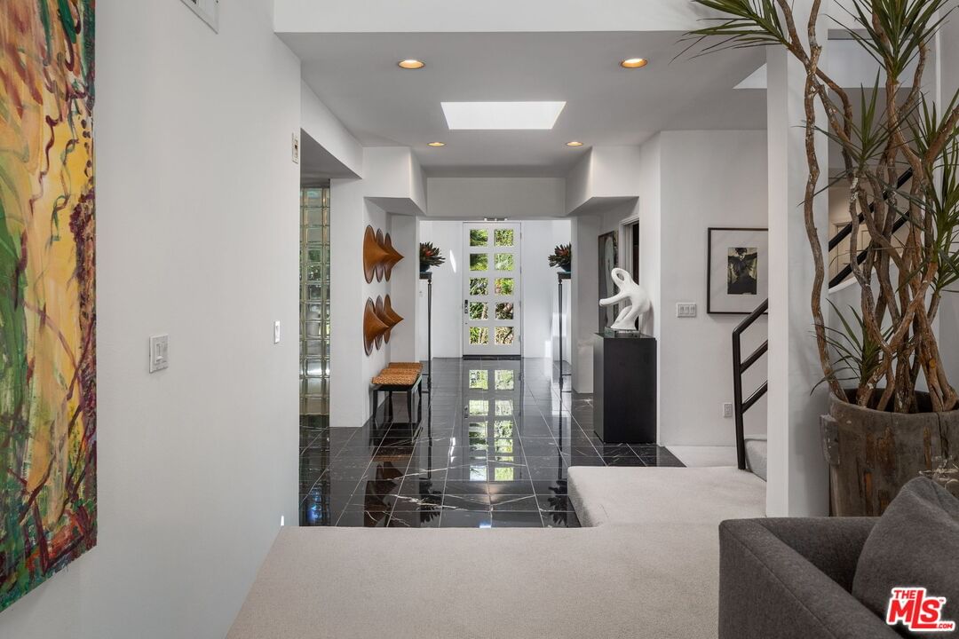 Tarzana Estates photo 9