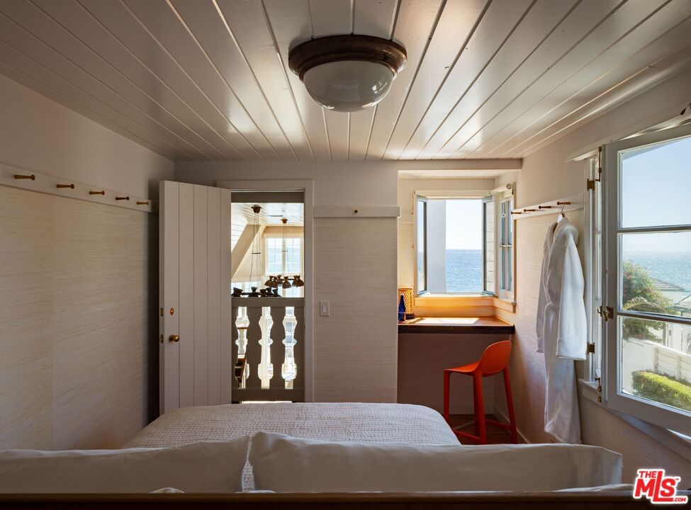 Malibu Colony photo 23