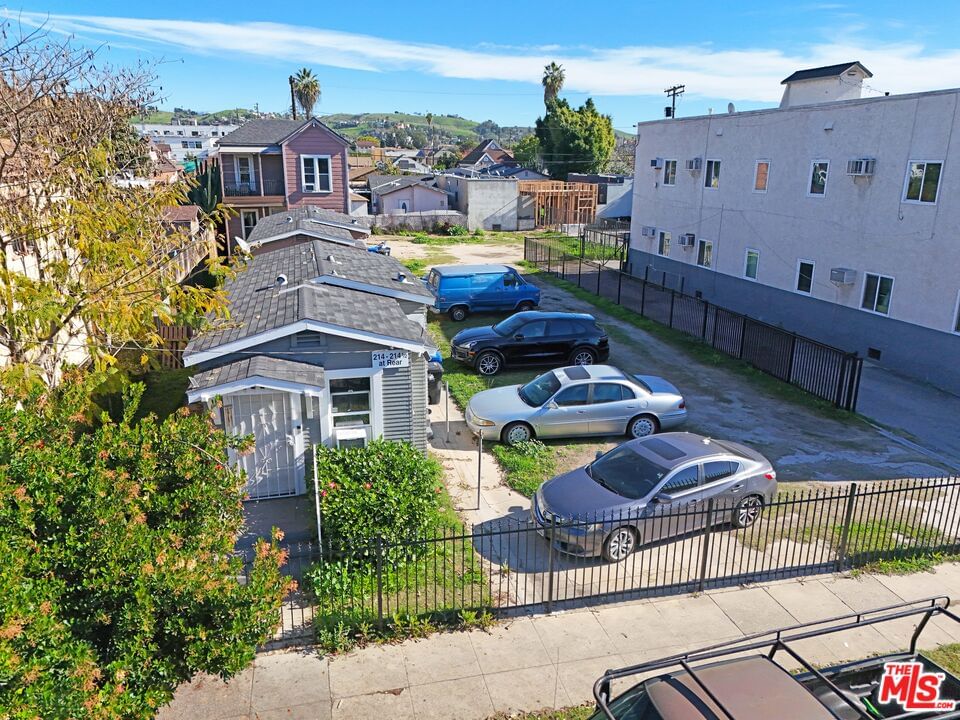 Avenue 18 photo 14