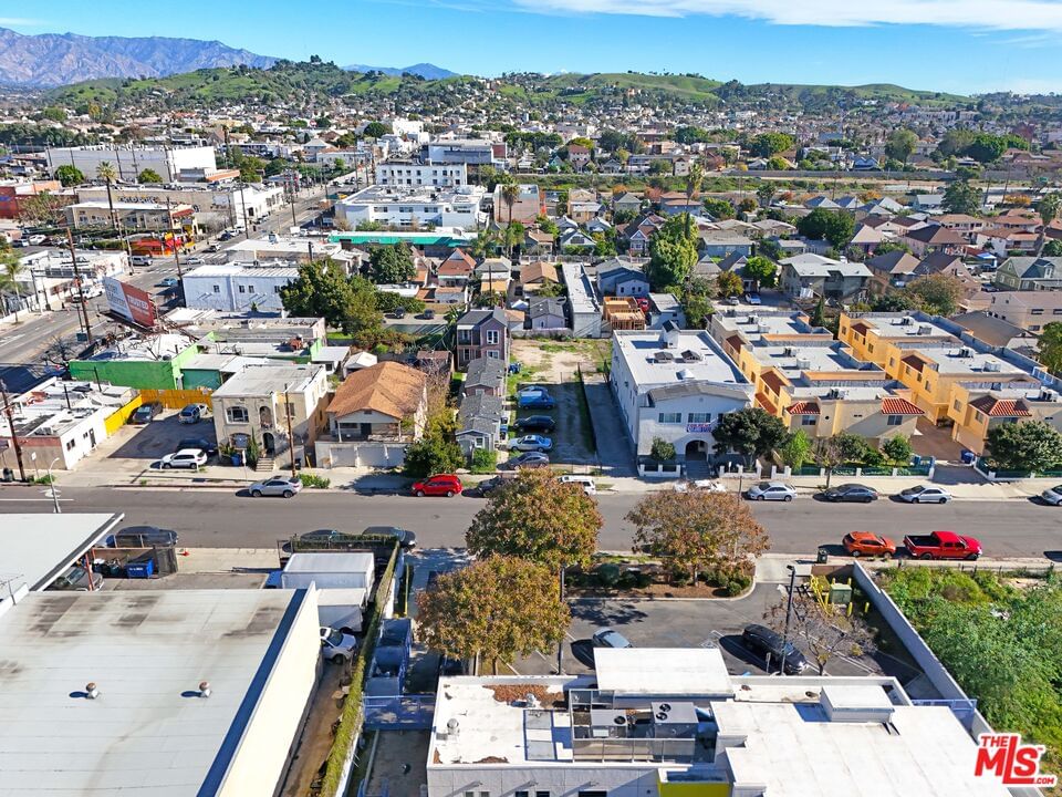 Avenue 18 photo 16