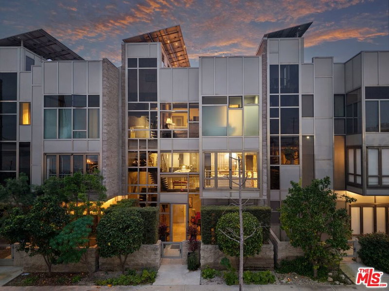 3240 Casitas Ave