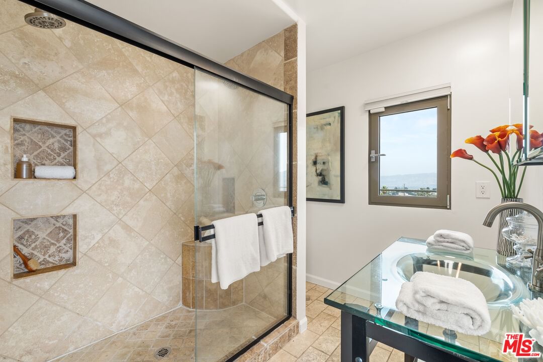 Pacific View photo 19