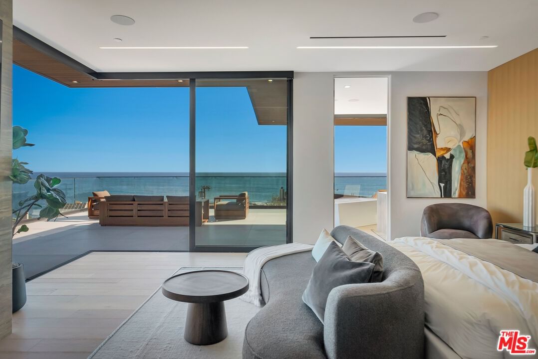 Malibu photo 30