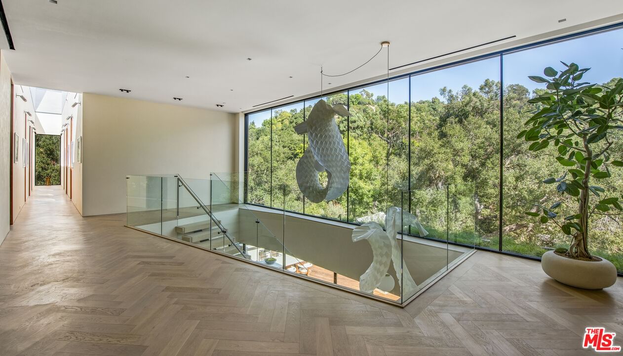 Hutton photo 15