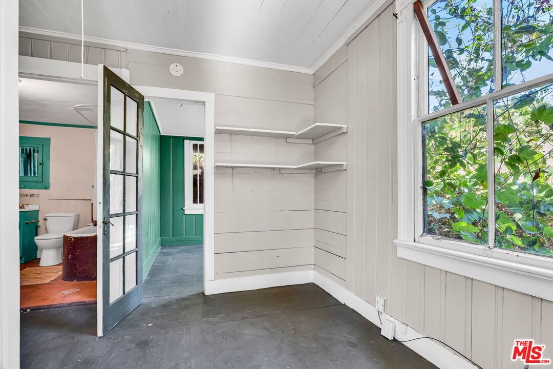 AVENUE 33 photo 22
