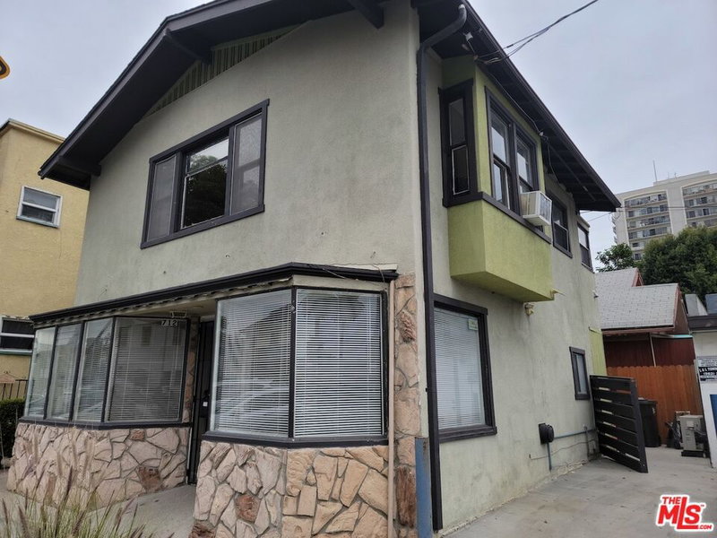 702 CEDAR AVE