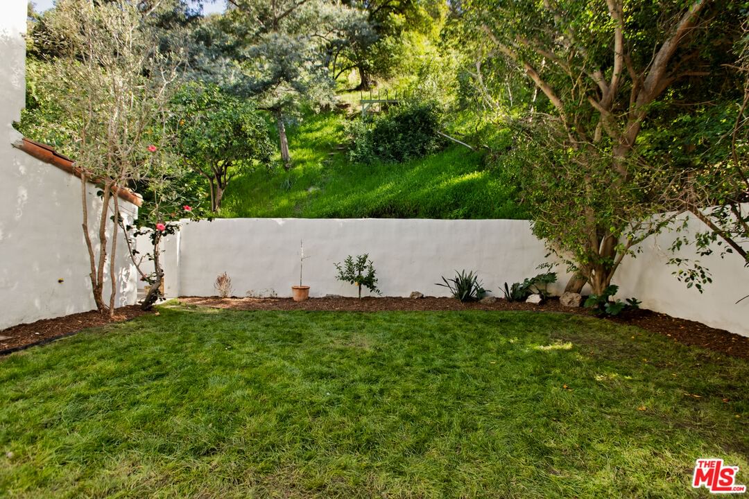 Beverly photo 28