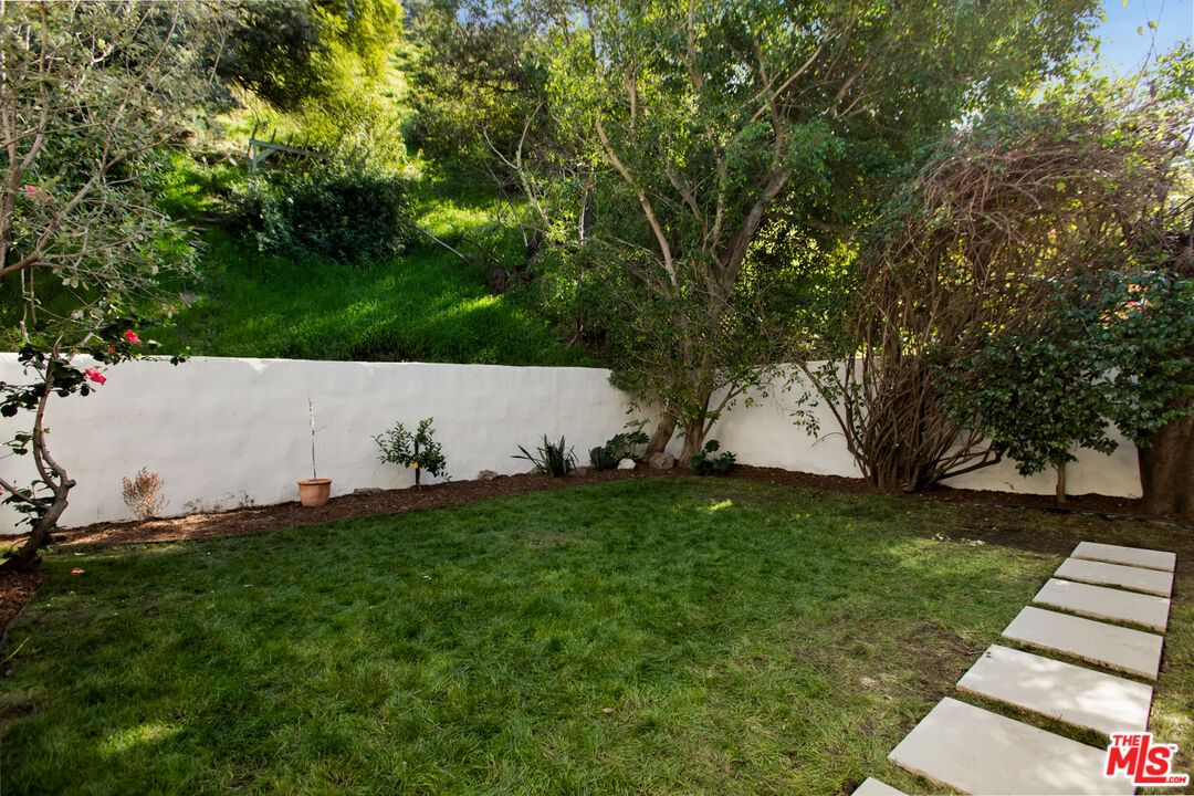 Beverly photo 29