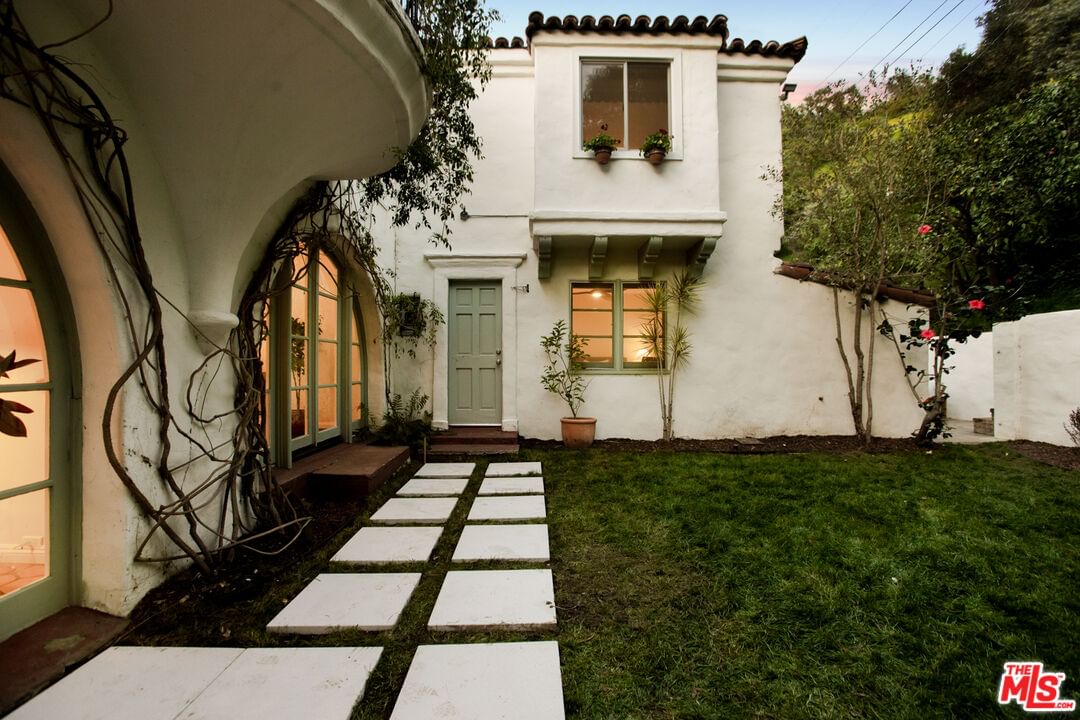 Beverly photo 30