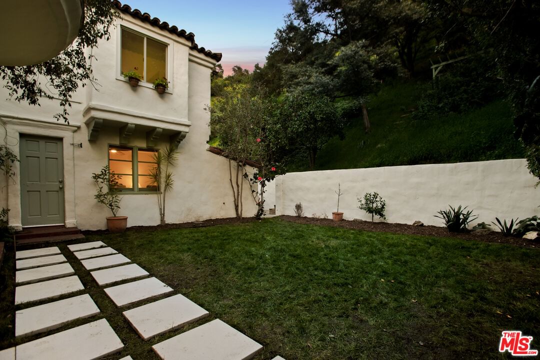 Beverly photo 31