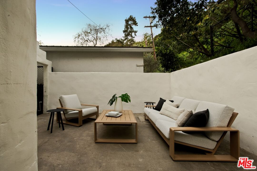 Beverly photo 33