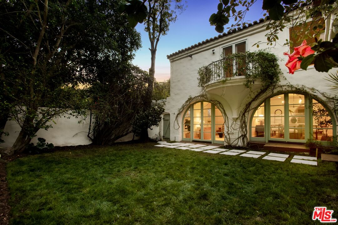 Beverly photo 34