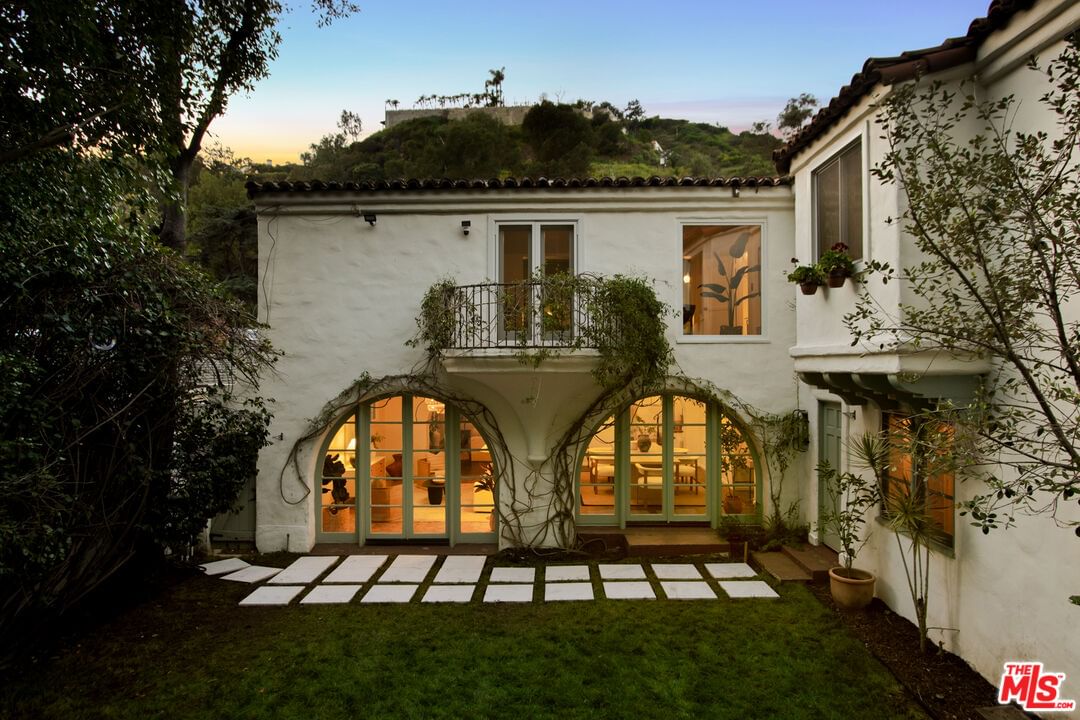 Beverly photo 35