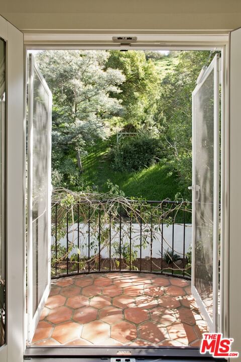 Beverly photo 56
