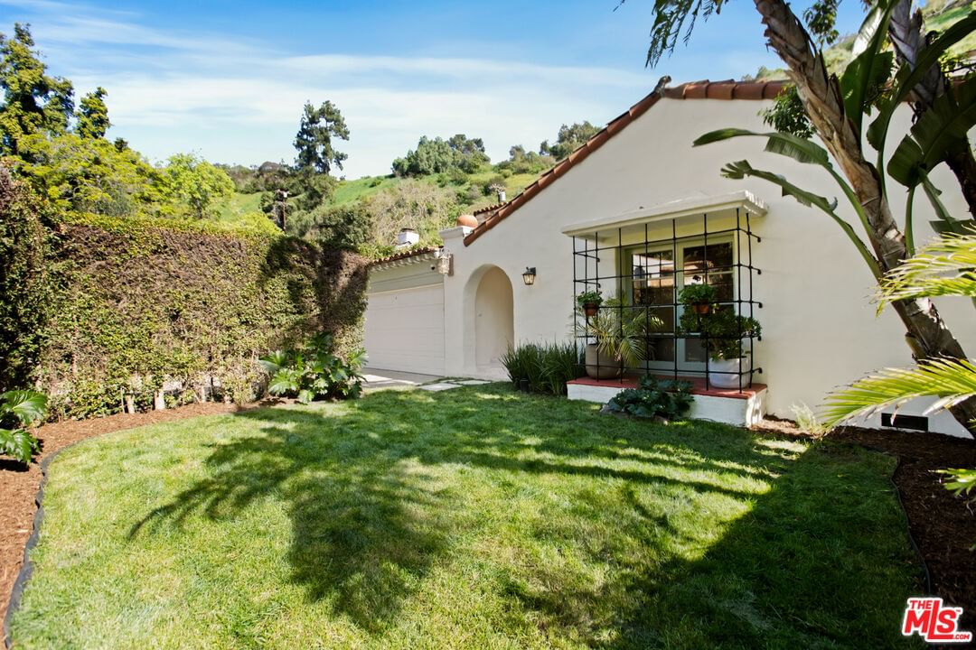 Beverly photo 9