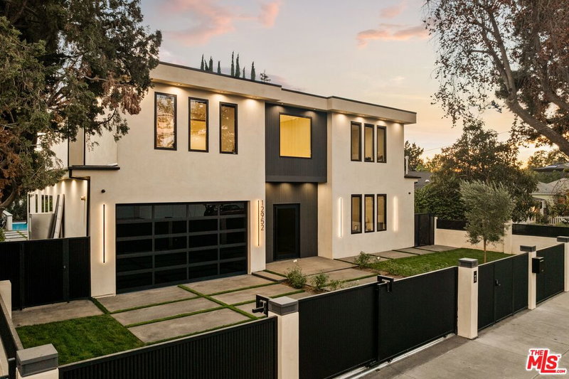 12952 Huston St