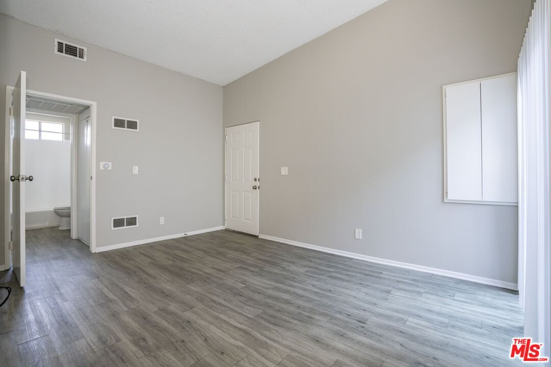 Avenue 64 photo 20
