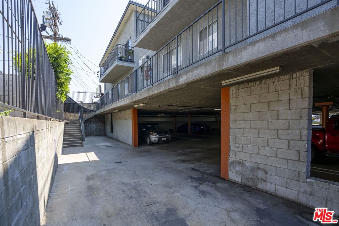 Avenue 64 photo 8