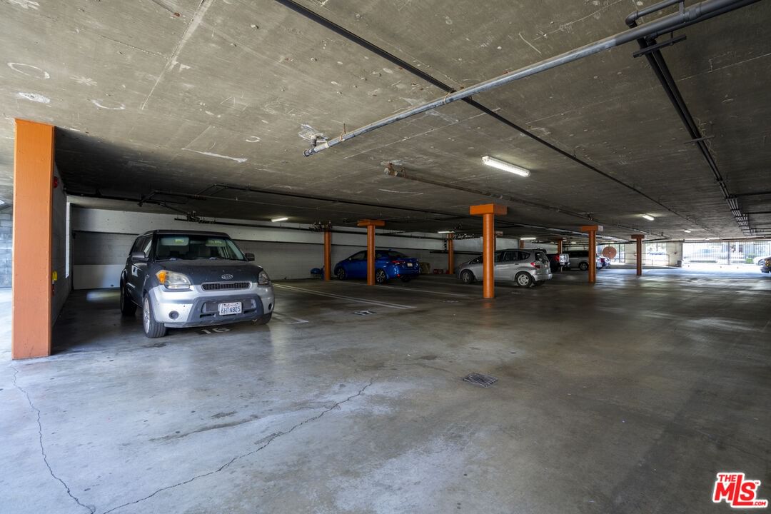 Avenue 64 photo 9