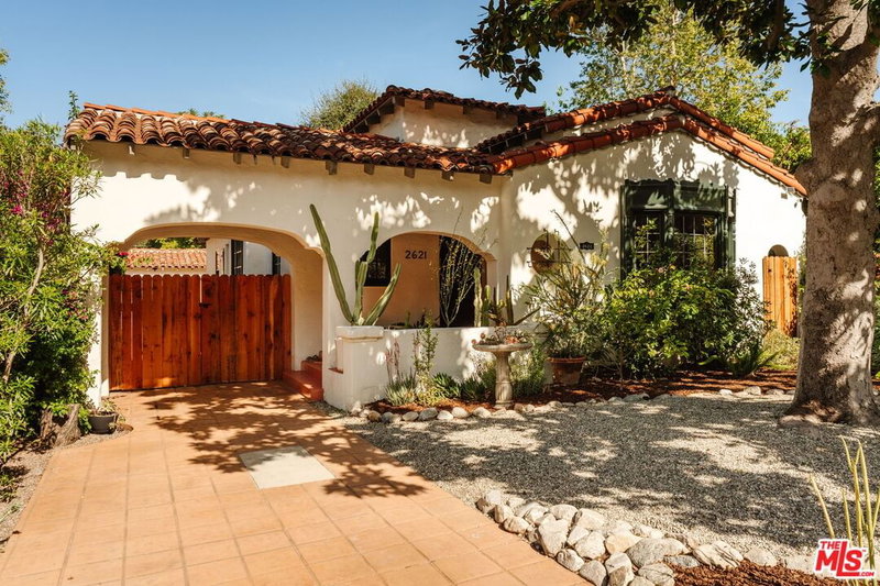 2621 Glenoaks Blvd