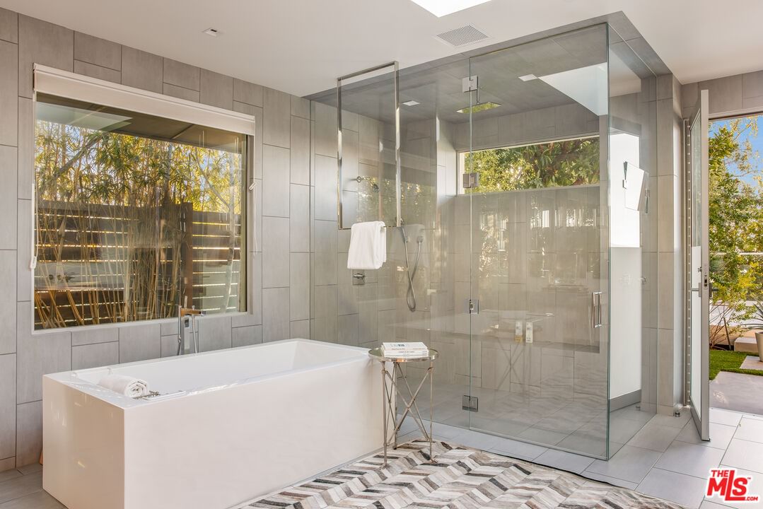 Carla photo 20