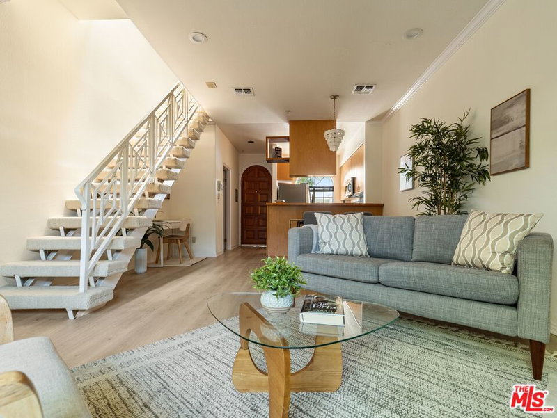 1457 Centinela Ave