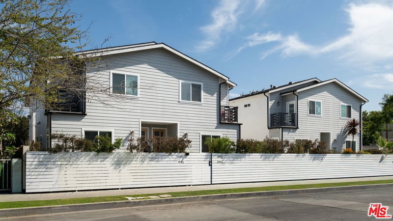 3944 Budlong Ave