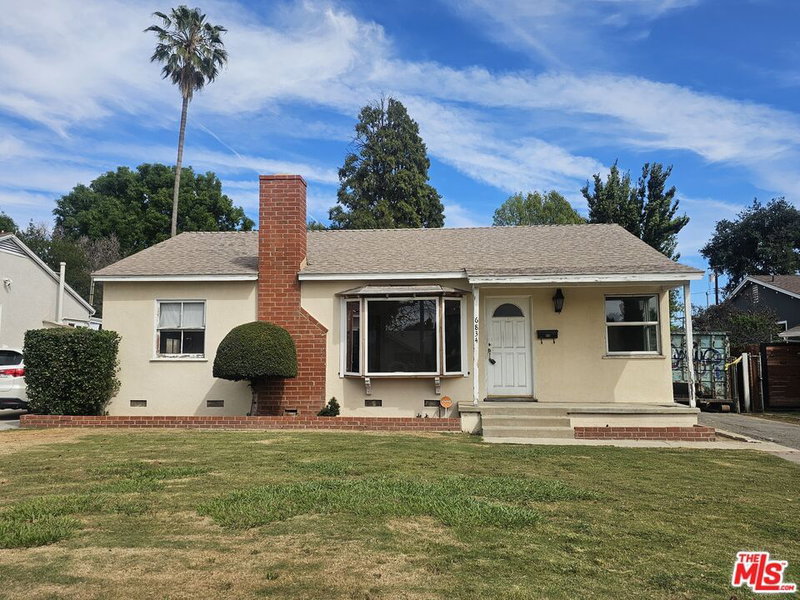 6834 Encino Ave
