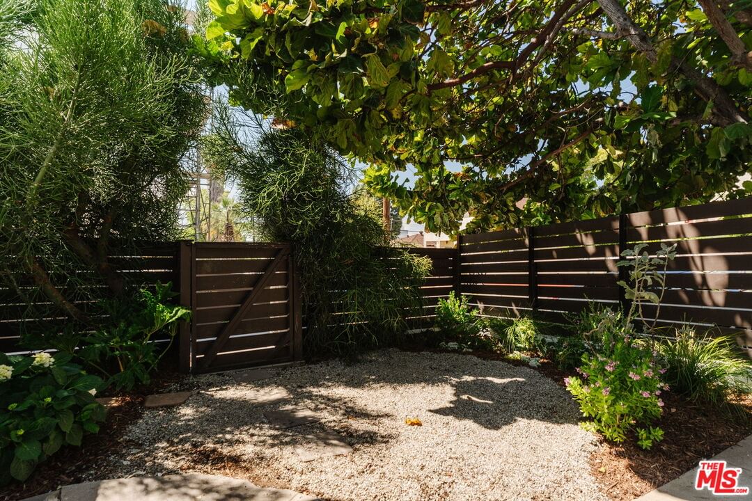 Occidental photo 36