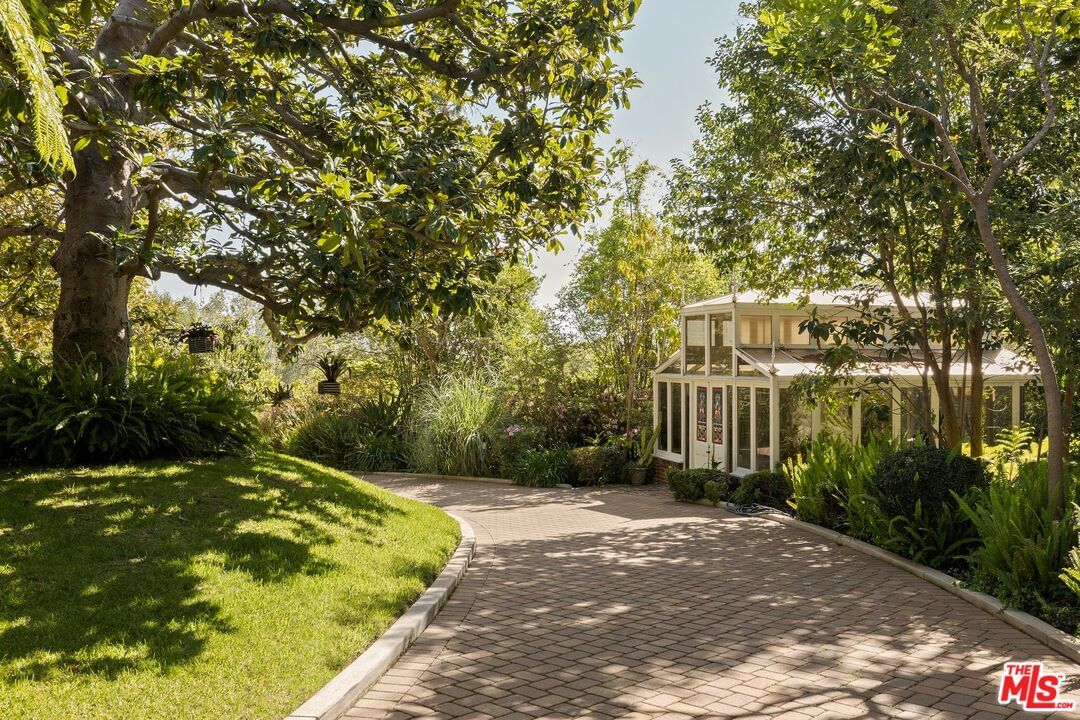 Beverly Glen photo 36