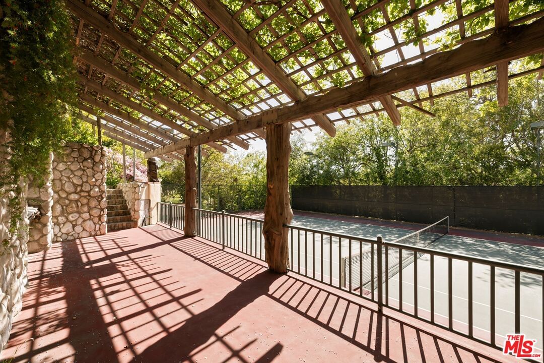 Beverly Glen photo 38