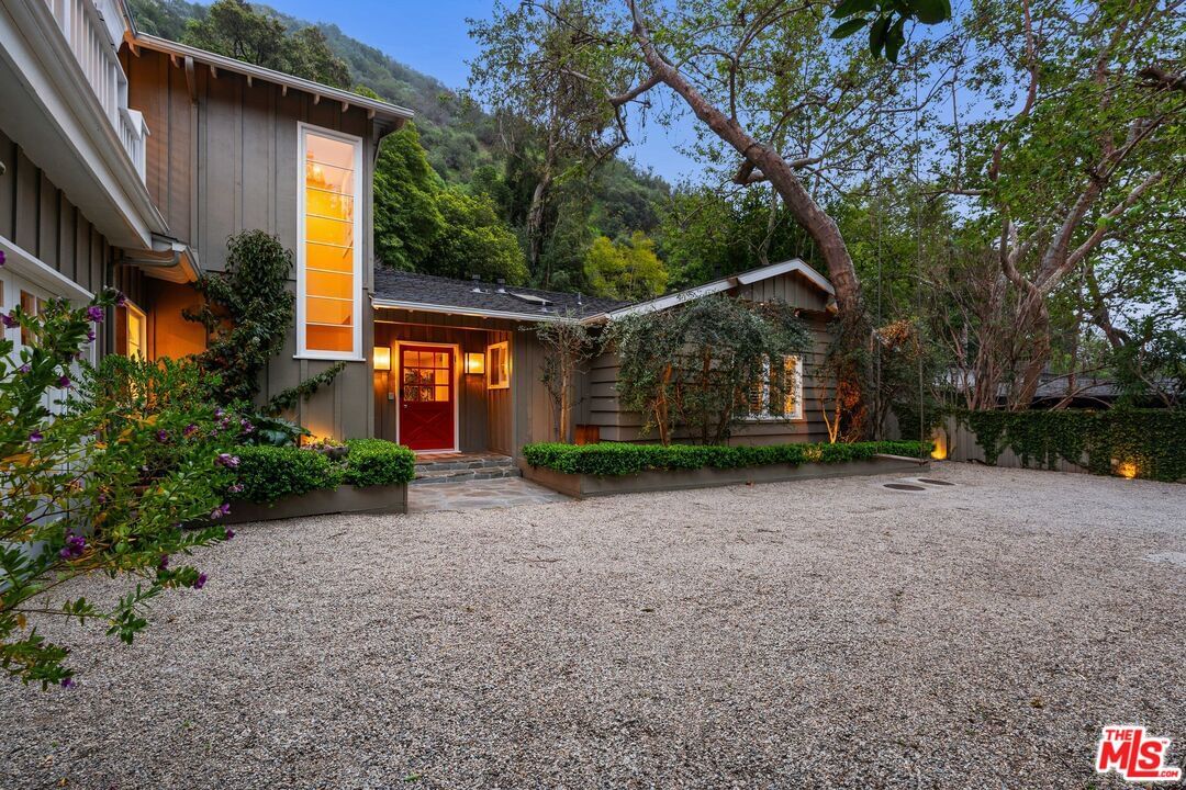 Mandeville Canyon photo 63