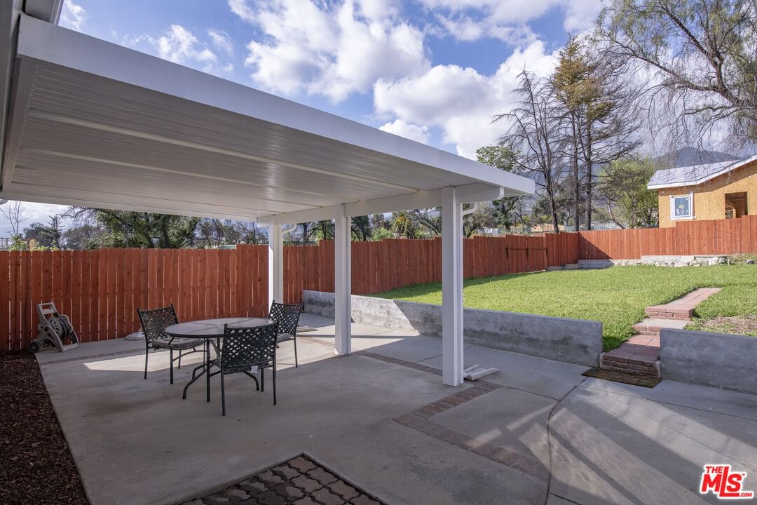 Altadena photo 22