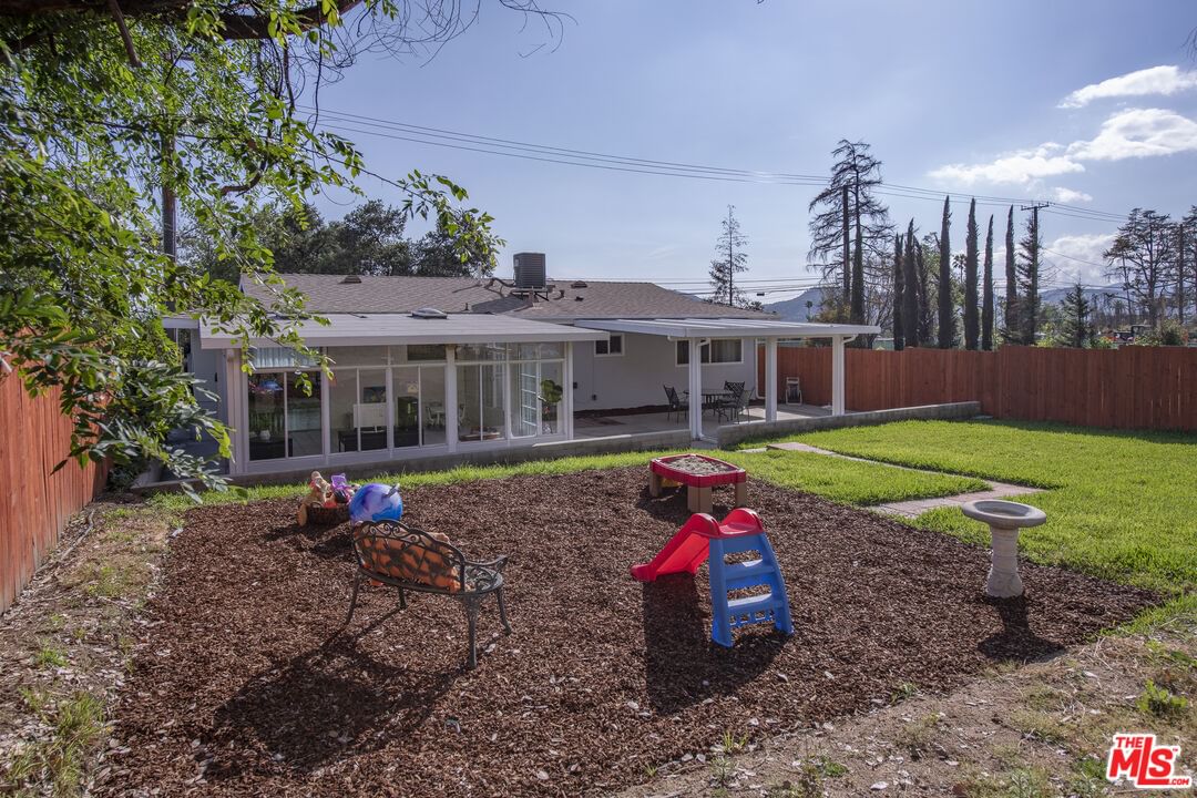 Altadena photo 26