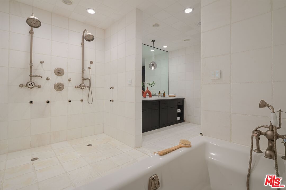 Malibu Colony photo 10