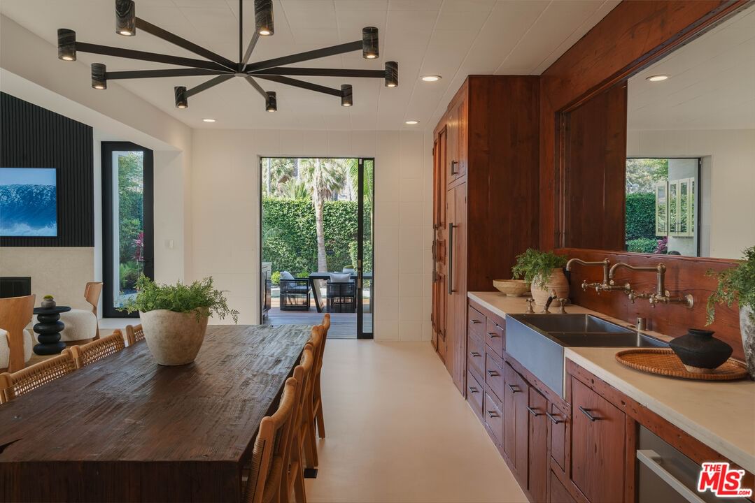 Malibu Colony photo 4