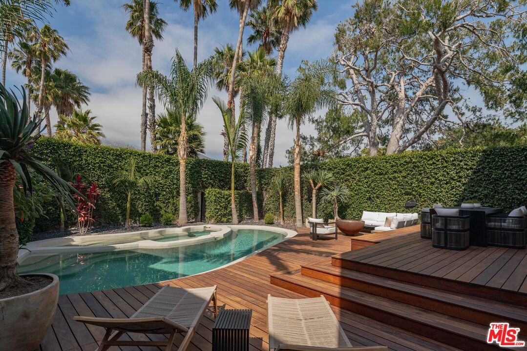 Malibu Colony photo 6