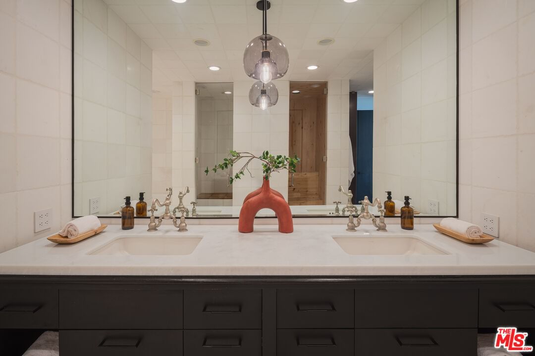 Malibu Colony photo 9