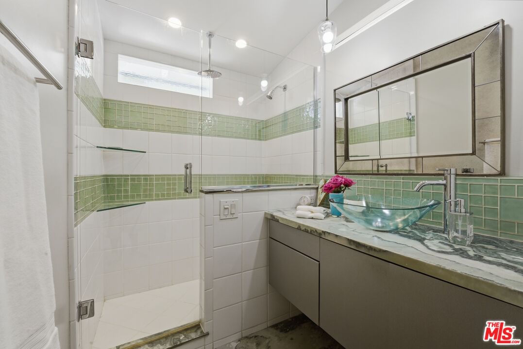 Laurel Terrace photo 23