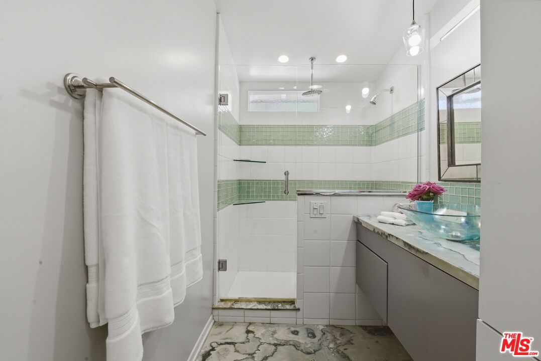 Laurel Terrace photo 24