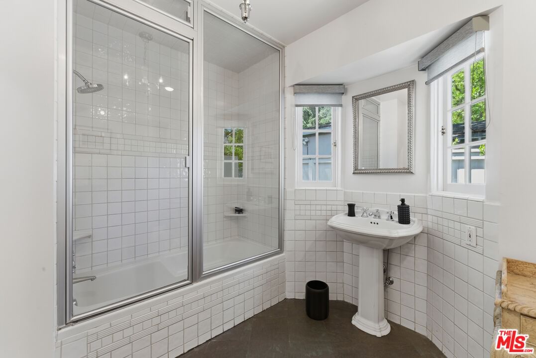 Laurel Terrace photo 32